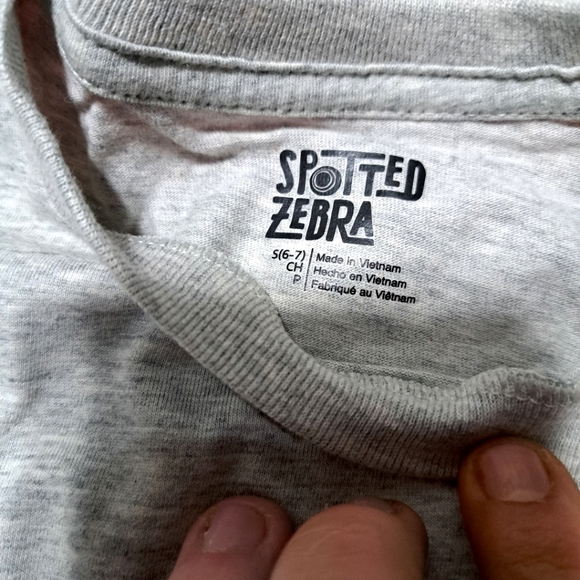 4 Spotted Zebra T Shirts. 2 Graphic Tees and 2 Solid Color Tees. Size small 6-7 - Picture 11 of 13